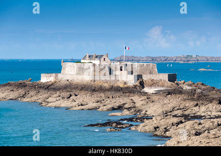 Saint Malo, Fort National und Strand während der Höhe tide. Bretagne, Frankreich, Europa. Stockfoto