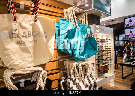 Billabong gemacht Strandtaschen auf Verkauf innen Billabong Surf Shop, New-South.Wales, Australien zu tragen. Stockfoto