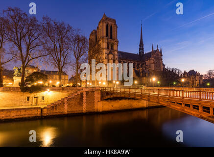 Kathedrale Notre Dame de Paris im Morgengrauen mit dem Seineufer und dem Pont au Double. Ile De La Cite. 4. Arrondissement, Paris, Frankreich Stockfoto