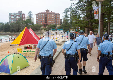 New South Wales Polizisten auf Patrouille im Vorort Manly Beach, Sydney, Australien Stockfoto