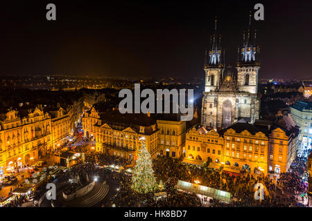 Teynkirche, Weihnachtsmarkt, Blick vom alten Rathaus bei Nacht, Altstädter Ring, Altstadt, Prag, Tschechische Republik Stockfoto