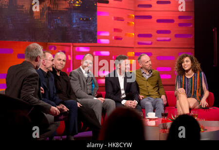 (links nach rechts) Graham Norton, Danny Boyle, Ewan McGregor, Jonny Lee Miller, Robert Carlyle, Ewen Bremner und Izzy Bizu während der Dreharbeiten zu der Graham Norton Show in den Londoner Studios, Südlondon, am Freitag auf BBC One ausgestrahlt werden. Stockfoto