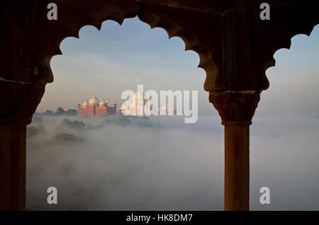 Die schönsten Gebäude der Welt, das Taj Mahal, aus dem Nebel über den Fluss Yamuna, die sich aus den im ersten Licht des neuen Tages Stockfoto