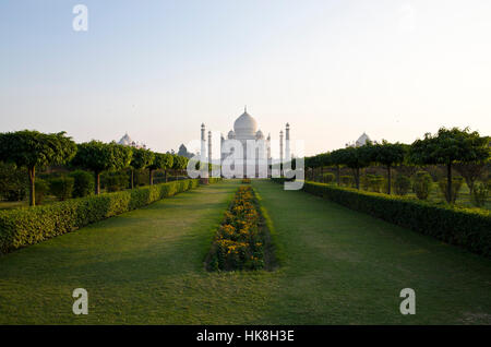 Das Taj Mahal, das schönste Gebäude der Welt, von der anderen Seite des Flusses Yamuna gesehen Stockfoto