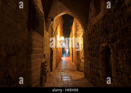 Alte Straße in der Altstadt von Jerusalem bei Nacht, Israel. Stockfoto