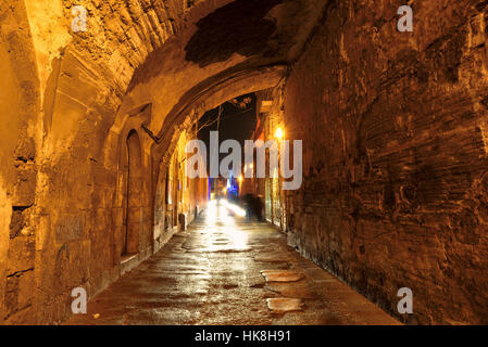 Alte Straße - Tunnel in der Altstadt von Jerusalem in der Nacht, Israel. Stockfoto