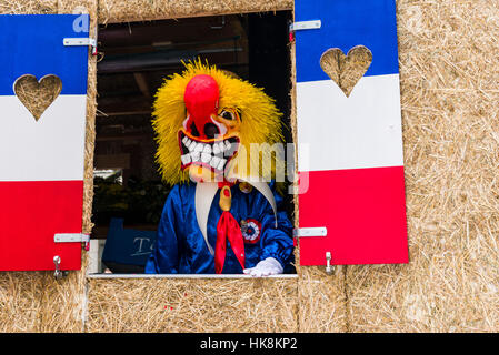 Maskierte Männer und Frauen sind sich der großen Prozession der Basler Fasnacht, eines der spektakulärsten Ereignisse Stockfoto