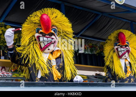 Maskierte Männer und Frauen sind sich der großen Prozession der Basler Fasnacht, eines der spektakulärsten Ereignisse Stockfoto