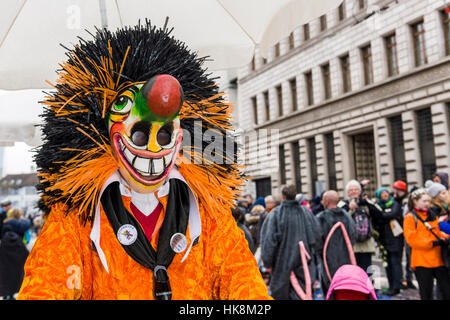 Maskierte Männer und Frauen sind sich der großen Prozession der Basler Fasnacht, eines der spektakulärsten Ereignisse Stockfoto