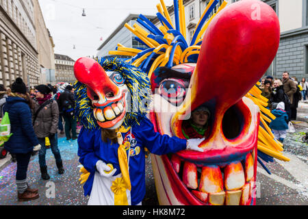 Maskierte Männer und Frauen sind sich der großen Prozession der Basler Fasnacht, eines der spektakulärsten Ereignisse Stockfoto