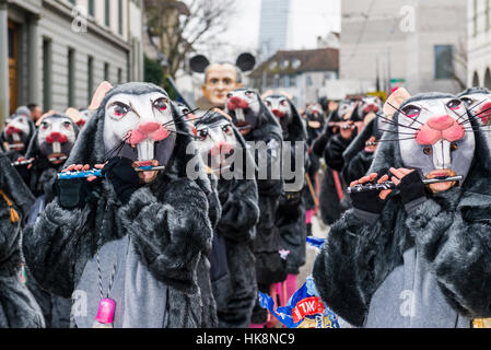 Maskierte Männer und Frauen sind sich der großen Prozession der Basler Fasnacht, eines der spektakulärsten Ereignisse Stockfoto