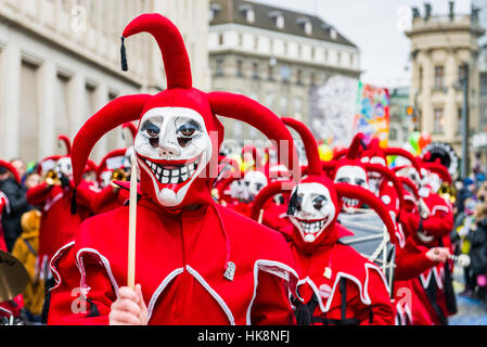 Maskierte Männer und Frauen sind sich der großen Prozession der Basler Fasnacht, eines der spektakulärsten Ereignisse Stockfoto