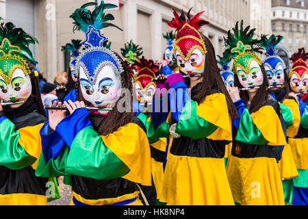 Maskierte Männer und Frauen sind sich der großen Prozession der Basler Fasnacht, eines der spektakulärsten Ereignisse Stockfoto