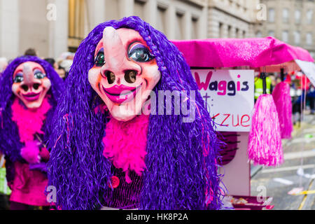 Maskierte Männer und Frauen sind sich der großen Prozession der Basler Fasnacht, eines der spektakulärsten Ereignisse Stockfoto