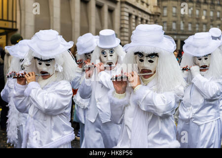 Maskierte Männer und Frauen sind sich der großen Prozession der Basler Fasnacht, eines der spektakulärsten Ereignisse Stockfoto