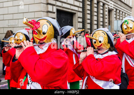 Maskierte Männer und Frauen sind sich der großen Prozession der Basler Fasnacht, eines der spektakulärsten Ereignisse Stockfoto