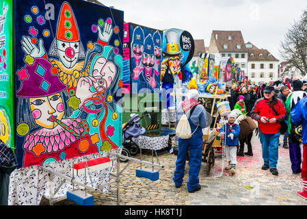 Alle die großen Laternen, bunt dekoriert mit sozialen und politischen Themen, erscheinen auf dem Münsterplatz am Basler Fasnacht Stockfoto