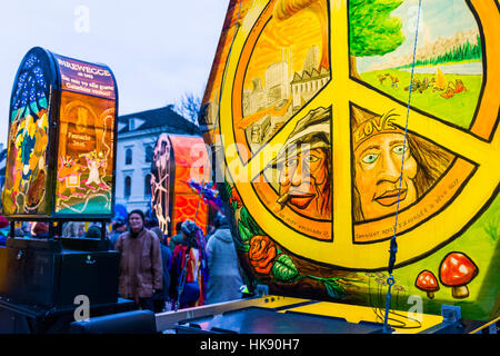 Alle die großen Laternen, bunt dekoriert mit sozialen und politischen Themen, erscheinen auf dem Münsterplatz am Basler Fasnacht Stockfoto