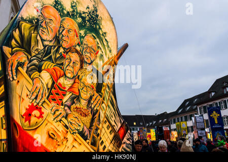 Alle die großen Laternen, bunt dekoriert mit sozialen und politischen Themen, erscheinen auf dem Münsterplatz am Basler Fasnacht Stockfoto