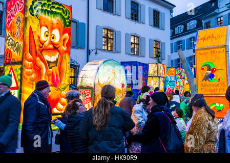 Alle die großen Laternen, bunt dekoriert mit sozialen und politischen Themen, erscheinen auf dem Münsterplatz am Basler Fasnacht Stockfoto