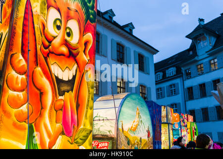 Alle die großen Laternen, bunt dekoriert mit sozialen und politischen Themen, erscheinen auf dem Münsterplatz am Basler Fasnacht Stockfoto