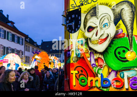 Alle die großen Laternen, bunt dekoriert mit sozialen und politischen Themen, erscheinen auf dem Münsterplatz am Basler Fasnacht Stockfoto