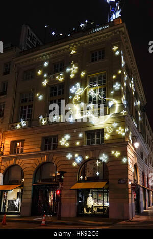 Weihnachtsbeleuchtung an der Außenseite des Hermes Boutique, Rue St Honore, Paris, Frankreich Stockfoto