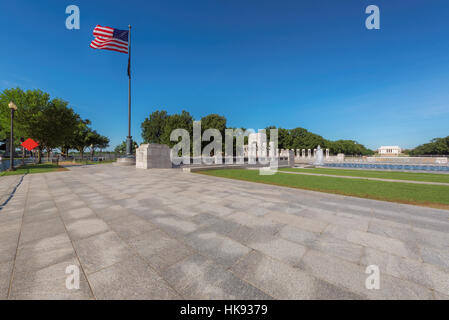 Das War Memorial, Lincoln Memorial und amerikanische Flagge an einem Sommermorgen, Washington DC anzeigen Stockfoto