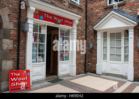 Malerischen alten altmodische Stadt-Shop mit kleinen georgianische Fenster und Holz Treppen und äußere Fassade in Londonderry Stadt Irland Stockfoto