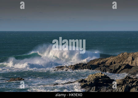 Starkem Wind Wetter UK sprühen Wellen Meer Felsen Fistral Newquay Cornwall Stockfoto