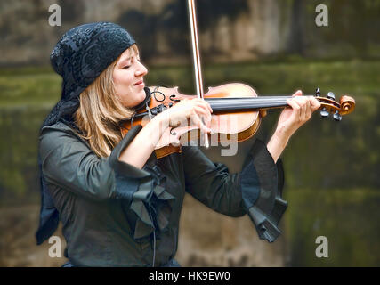 Musiker unterhält die Massen während des Edinburgh Fringe. Stockfoto