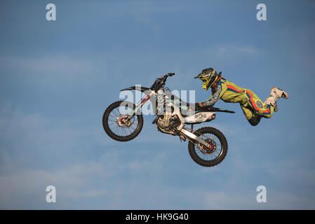 Eines der extreme Motocross Stunt-Team in Aktion. Stockfoto