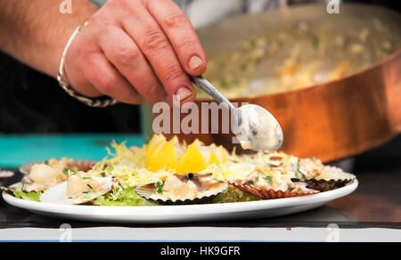 Zubereitung von Speisen, Kochvorführung am besten von der West-Festival in Inveraray Argyll in 2016. Stockfoto