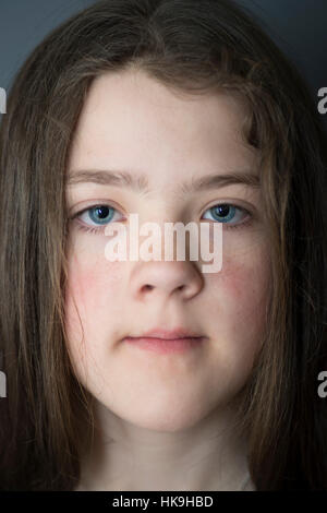 Closeup vertikale Porträt von Teenager-Mädchen mit langen Haaren Stockfoto