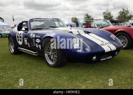 Dreiviertelansicht eine Daytona Cobra auf dem Display in der AC-Besitzer Club Zone, im Jahr 2016 Silverstone Classic Stockfoto