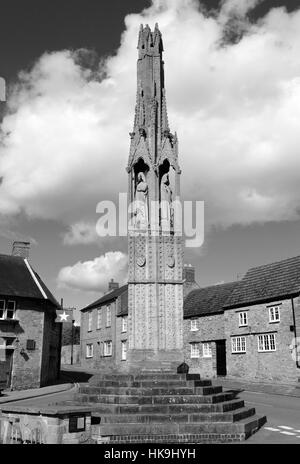 Die Königin Eleanor Cross in das Dorf Geddington, Northamptonshire, England Stockfoto