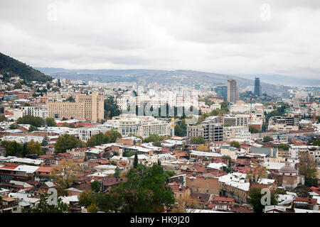 Panoramablick über Tiflis (Tbilissi), Georgien. Tiflis ist die Hauptstadt und größte Stadt von Georgien mit 1,2 Mio. Menschen Bevölkerung Stockfoto