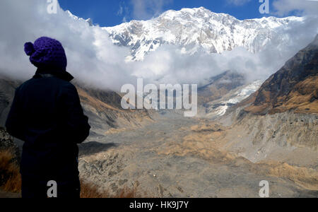 Eine Frau Trekker, Blick auf den Berg Annapurna 1 & der südlichen Annapurna-Gletscher vom Annapurna Base Camp (ABC) Annapurna Sanctuary, Himalaya, Stockfoto