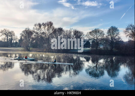 Rudern auf dem Fluss Themse in der Morgendämmerung Stockfoto