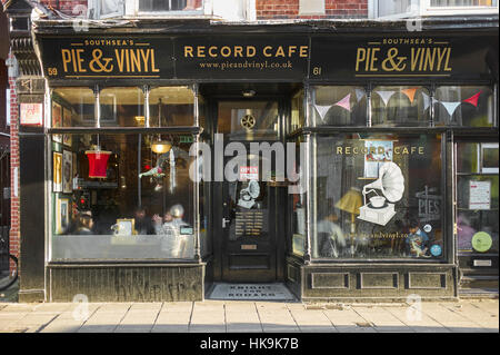 Pie & Vinyl Shop in Southsea, wo Sie Schallplatten suchen und gleichzeitig Kuchen essen können Stockfoto