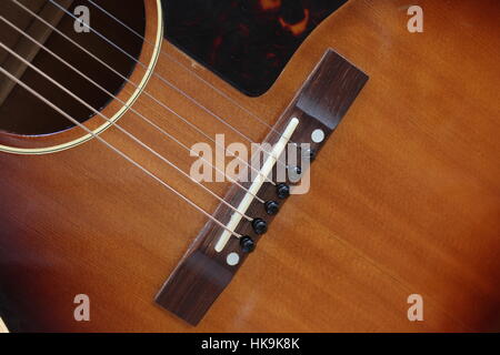 Nahaufnahme von Gitarrensaiten und Brücke Stockfoto