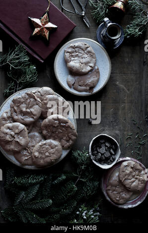 Gluten Free Chocolate Cookies und Buch Stockfoto