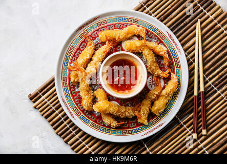 Frittierte, panierte Tempura Garnelen Garnelen mit Sauce auf Bambus-Hintergrund Stockfoto