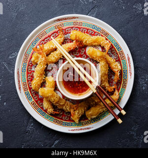 Frittierte, panierte Tempura Garnelen Garnelen mit Sauce auf schwarzem Stein Stockfoto