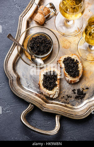Störkaviar schwarz, Sandwiches und Champagner auf silbernen Tablett Stockfoto