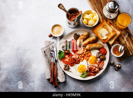 Englisches Frühstück mit Spiegelei, Würstchen, Speck, Bohnen, Toast und Kaffee auf Kopie Raum Hintergrund Stockfoto