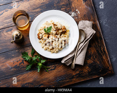 Risotto mit Steinpilzen Pilz auf Holztisch Stockfoto
