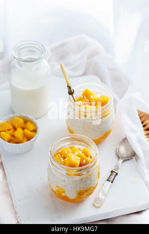 MANGO COCONUT ÜBERNACHTUNG HAFERFLOCKEN ZUM FRÜHSTÜCK Stockfoto