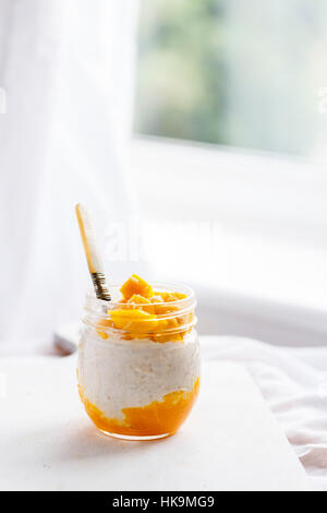 MANGO COCONUT ÜBERNACHTUNG HAFERFLOCKEN ZUM FRÜHSTÜCK Stockfoto