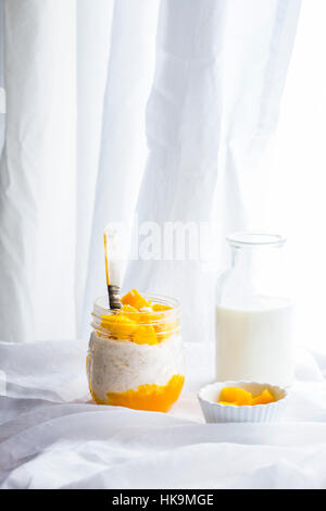 MANGO COCONUT ÜBERNACHTUNG HAFERFLOCKEN ZUM FRÜHSTÜCK Stockfoto